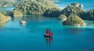 Calico Jack liveaboard lagoon Wayag